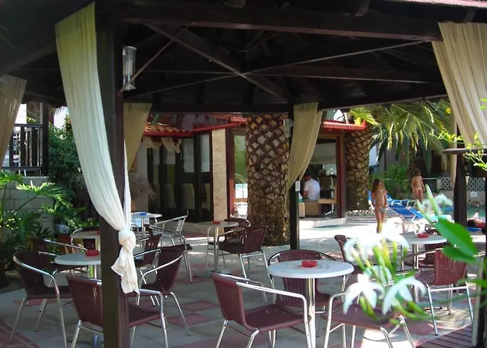 Pella House Hotel *