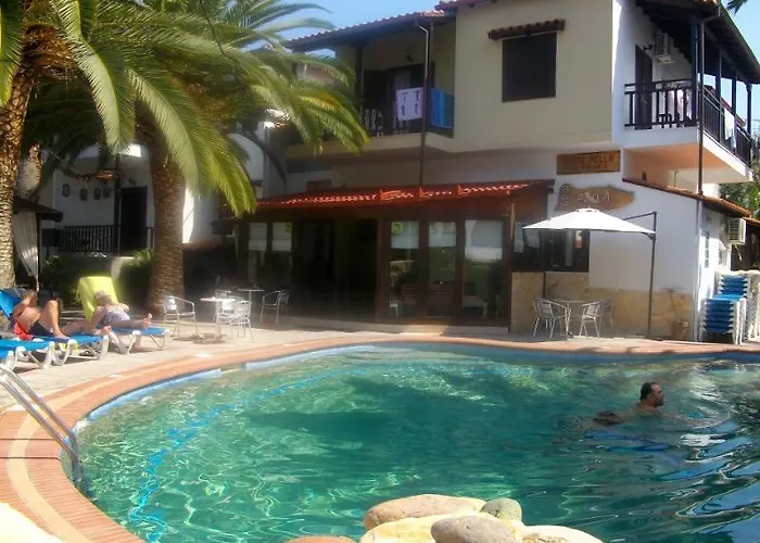 Pella House Hotel *